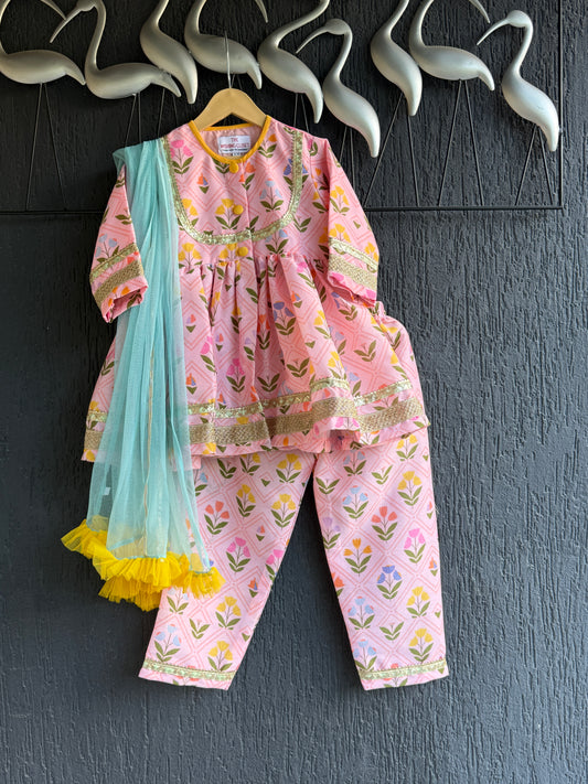 Pink geometric flower print kurta set